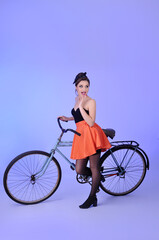 Plakat bela jovem sexy estilo retrô pin up de bicicleta 