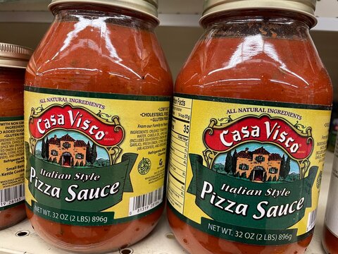 Grocery store Casa Visco pizza sauce in a glass jar