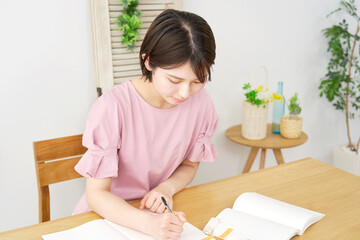 Naklejka premium 家で勉強する若い女性