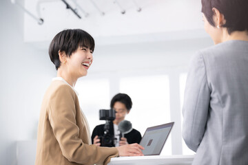 使いやすいインタビュー風景の様子　広角