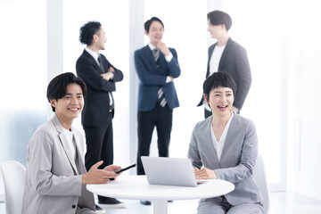 Fototapeta premium 女性上司と若手のビジネスマン 笑顔