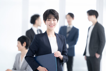 オフィスで働く女性ビジネスマンのイメージ　カメラ目線