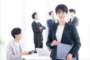 Fototapeta premium オフィスで働く女性ビジネスマンのイメージ