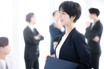 オフィスで働く女性ビジネスマンのイメージ　横顔