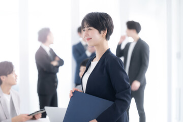 オフィスで働く女性ビジネスマンのイメージ