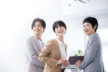 ビジネスシーンで使いやすい幅広い年齢のチーム　女性上司