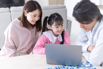 パソコンを見る家族