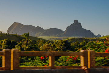 Monte do Pescoço visto da BR-101, próximo a Itamaraju, Bahia © nathsegato