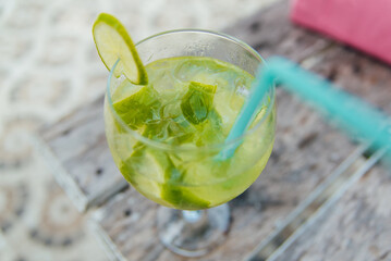 Caipirinha / caipivodka sobre mesa de madeira