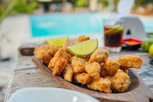 Isca de peixe (peixe frito empanado) na mesa