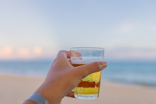Cerveja gelada em copo americano (copo lagoinha) na praia 