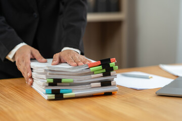 Fototapeta na wymiar Office worker, Asian businesswoman neatly tidying documents used in meeting on desk, ready and comfortable working to achieve goals, stack of business papers, document management.