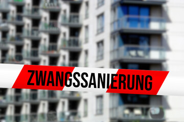 Ein Haus und Hinweis auf Zwangssanierung wegen Öl- und Gasheizungsverbot