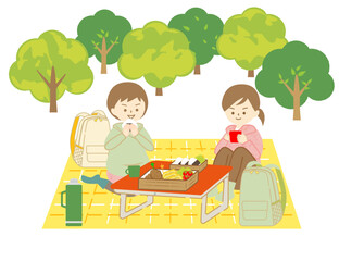 ハイキングに来てレジャーシートを広げ、お弁当を食べる若い女性