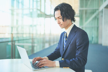 パソコンで作業をするビジネスマン