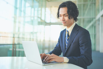 パソコンで作業をするビジネスマン