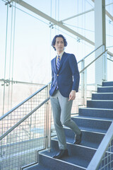 階段を歩くビジネスパーソン