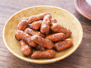 皿の上の黒糖かりんとう