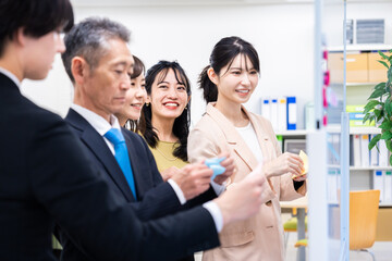 多様な意見を出し合うオフィスメンバー