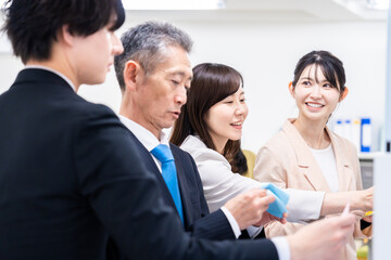 多様な意見を出し合うオフィスメンバー