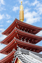 Fototapeta na wymiar Senso-Ji pagoda in a sunny day.