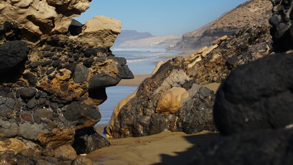 Lavafelsen an der wilden und schönen Ostküste von Fuerteventura auf den Kanarischen Inseln