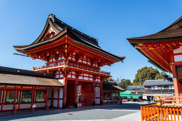Obraz premium Red torii along a path at the Fushimi Inari shrine in Kyoto.