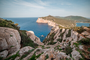 Fototapeta na wymiar Panorama dalla Grotta dei Vasi Rotti in Sardegna, Capo Caccia, Alghero, Sardegna - Cielo azzurro e mare blu - Grotta delle brocche rotte