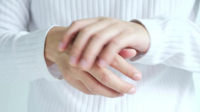 Men relieve wrist and thumb pain. He squeezed his thumb and wrist. He had a tendon injury. Arthritis of the wrist and office syndrome