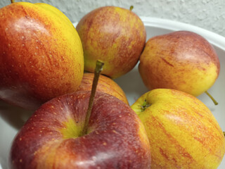 Frische rote Äpfel in einer Schale