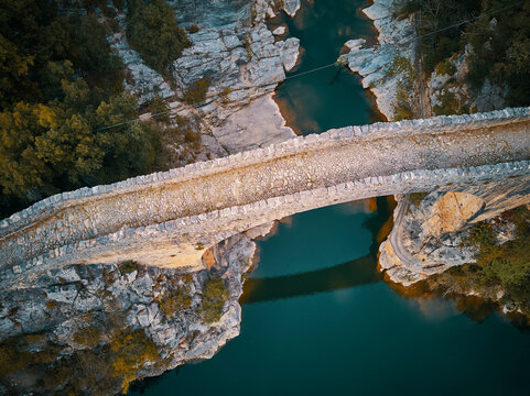Vista a&eacute;rea de un puente rom&aacute;nico 