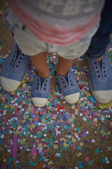 zapatillas de colores, madre e hijos 