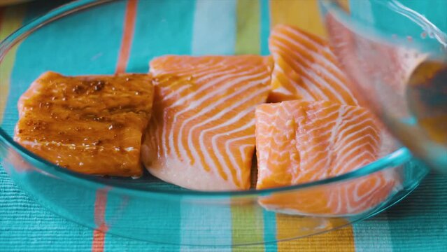 Spread the sauce on the sliced ​​salmon