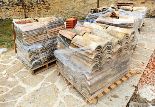 Tejas &aacute;rabes antiguas reutilizadas para restauraci&oacute;n de edificios historicos. Palet con tejas &aacute;rabes de cer&aacute;mica preparadas para ser usadas en la rehabilitaci&oacute;n de edificios. Renovaci&oacute;n de tejados