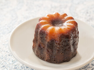 皿の上のカヌレ