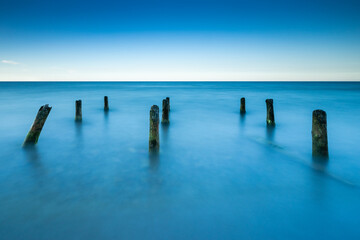 Buhnen im Meer