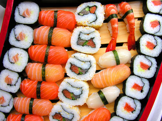 Présentation de plusieurs sortes de sushi