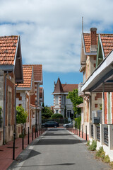 SOULAC-SUR-MER (Médoc, France), ruelle et maisons anciennes dans la vieille ville - 581008829