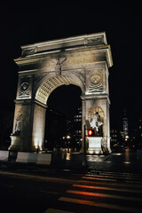 Fototapeta na wymiar Fotografía del Arco de Washington Square de noche, en el final sur de la Quinta Avenida, junto al edificio de One World Trade Center al fondo.