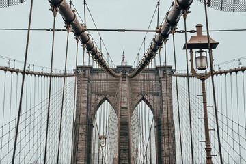 Foto del Puente de Brooklyn en Nueva York, Estados Unidos, sin gente.