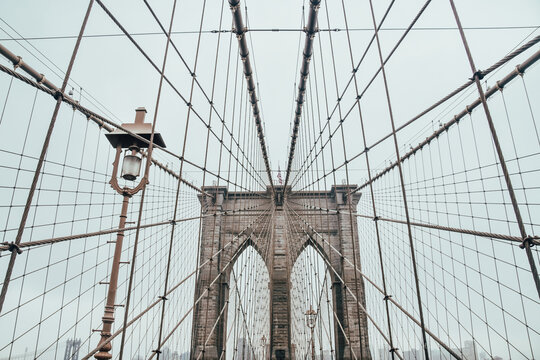 Foto del Puente de Brooklyn sin gente en Manhattan, Nueva York, Estados Unidos.