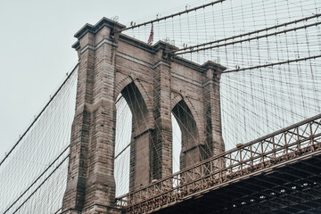 Fotografía vertical del Puente de Brooklyn desde abajo (New York City, Estados Unidos).
