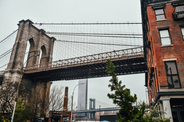 Fotografía angular del Puente de Brooklyn desde un ángulo inferior (New York City, Estados Unidos).