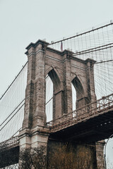 Foto del Puente de Brooklyn desde abajo en Brooklyn, Nueva York, Estados Unidos.