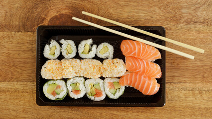 plat de sushi et maki, en gros plan, sur une table