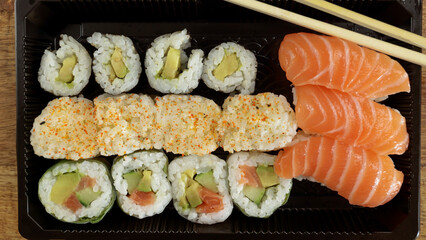 plat de sushi et maki, en gros plan, sur une table