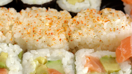 plat de sushi et maki, en gros plan, sur une table