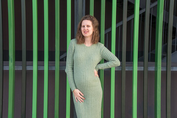 Mujer embarazada con vestido verde