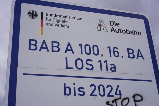 Bauschild von Bundesministerium f&uuml;r Digitales und Verkehr (BMDV und Die Autobahn an einer Baustelle der politisch umstrittenen Bundesautobahn 100 (BAB 100, A 100) in Berlin am 14.03.2023