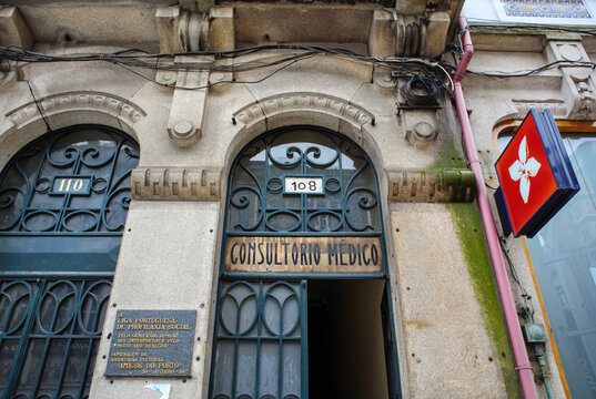 Porto, Portugal - Jun 3, 2014: Main Entrance Of Doctors Office With Large Inscription On The Facade Consultorio Medico In Central Portugal